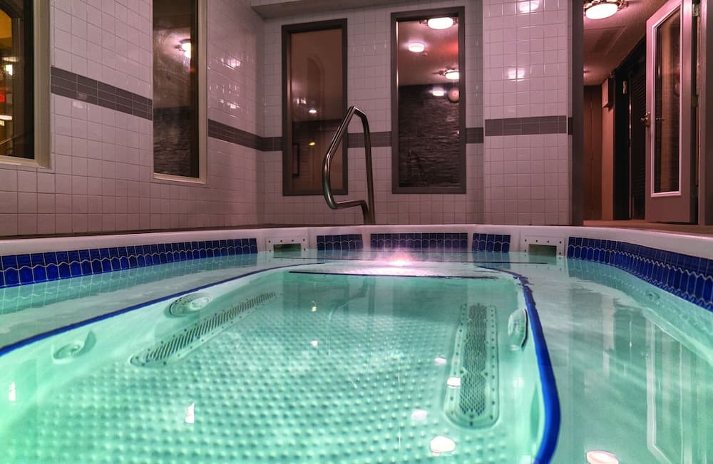 Indoor spa tub
