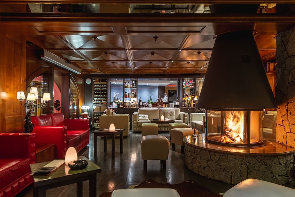 Lobby lounge