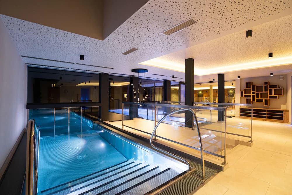Exercise/lap pool