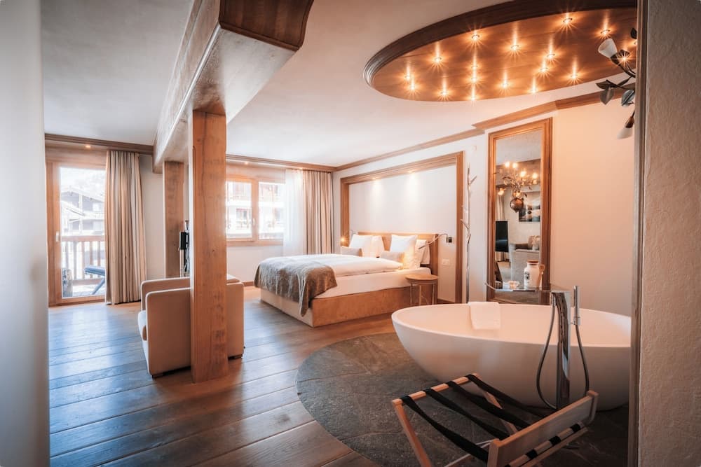 Deep soaking bathtub