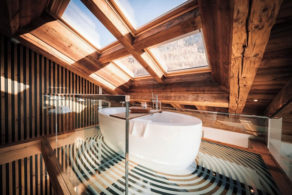 Deep soaking bathtub