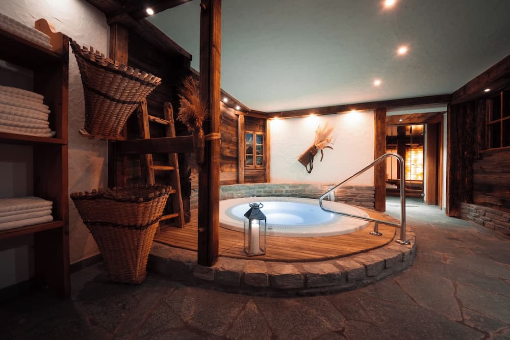 Indoor spa tub