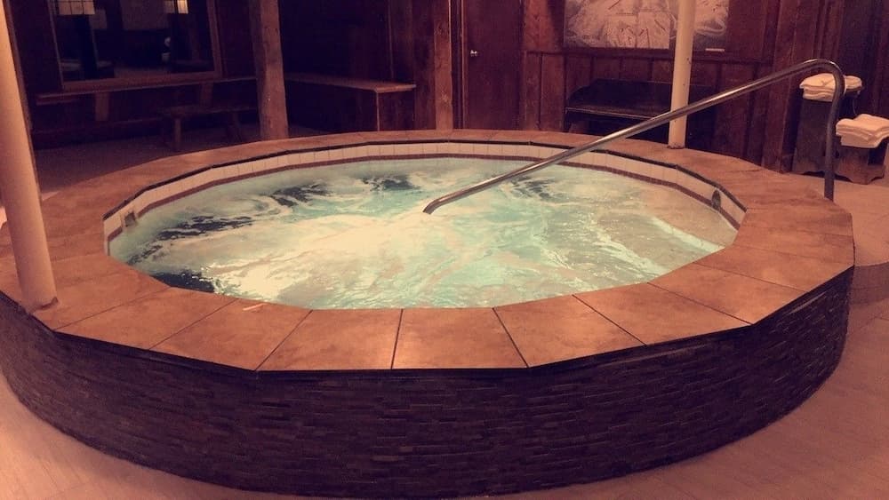 Indoor spa tub