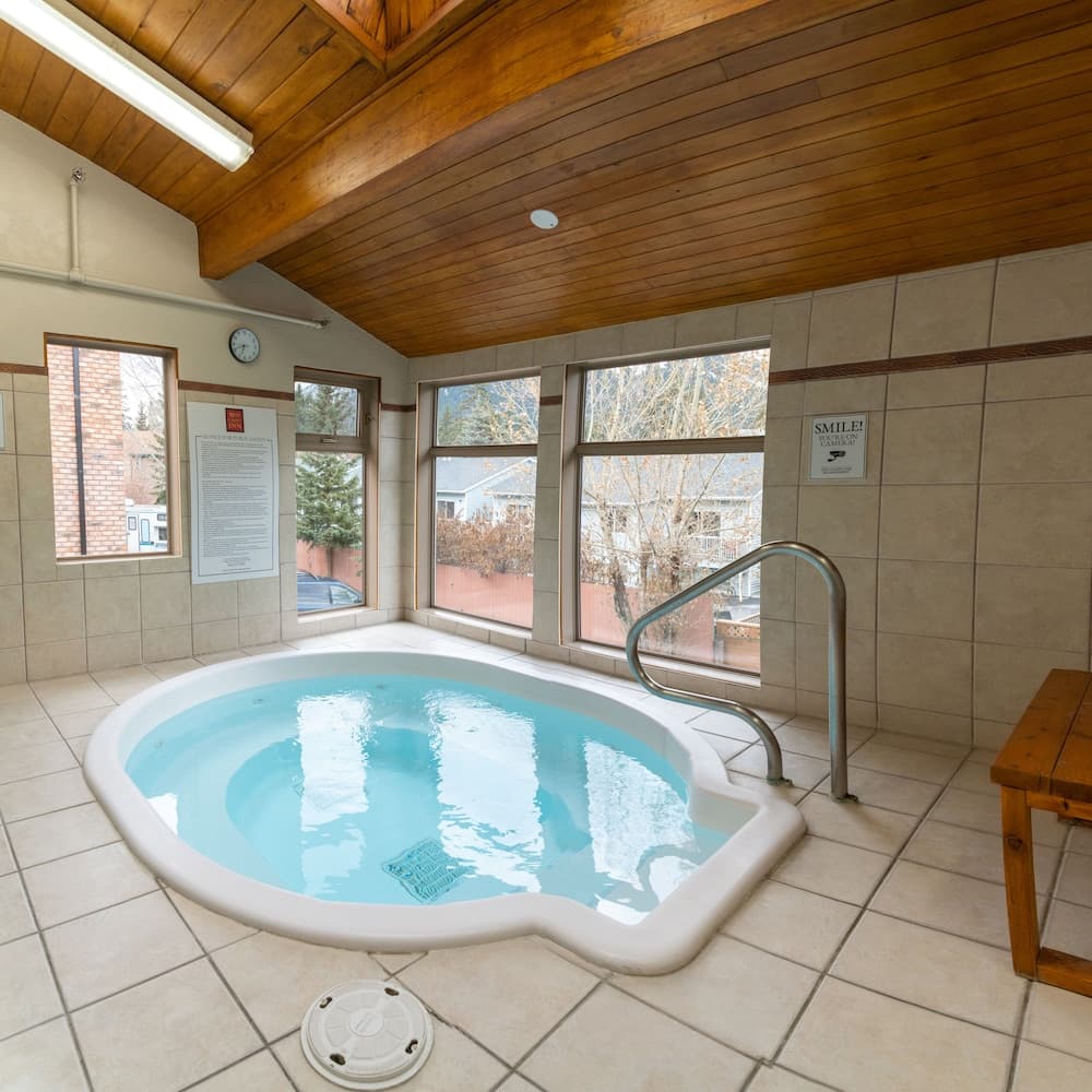 Indoor spa tub