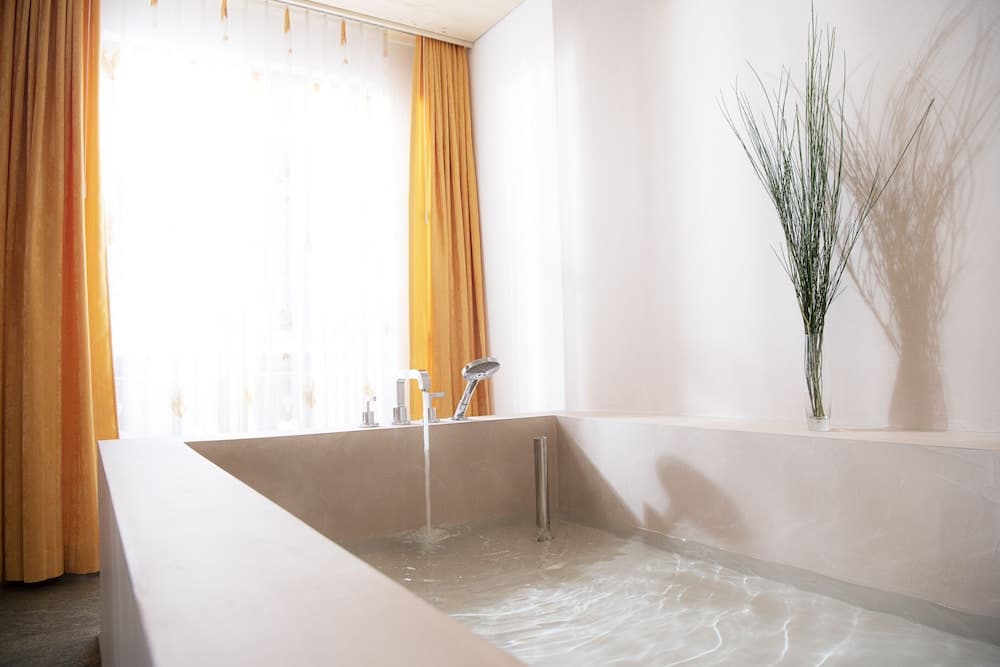 Deep soaking bathtub