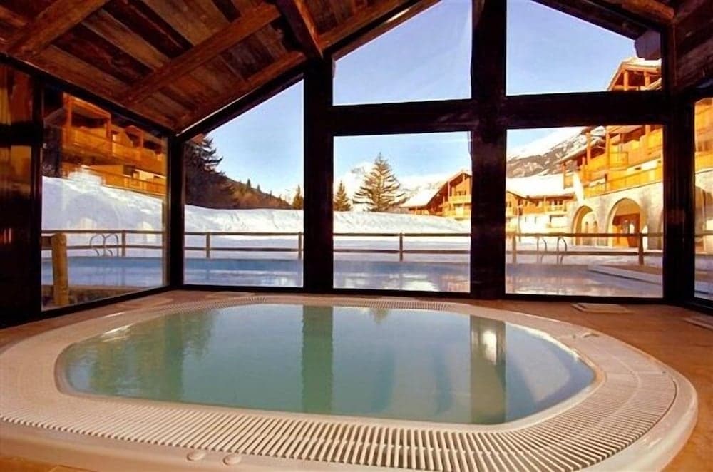 Indoor spa tub