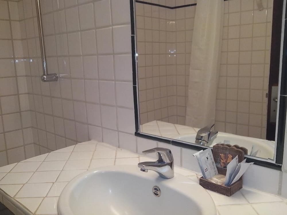 Bathroom sink