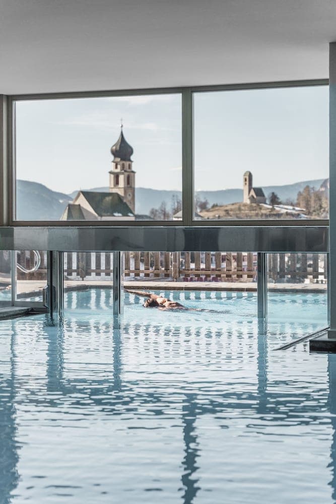Indoor/outdoor pool