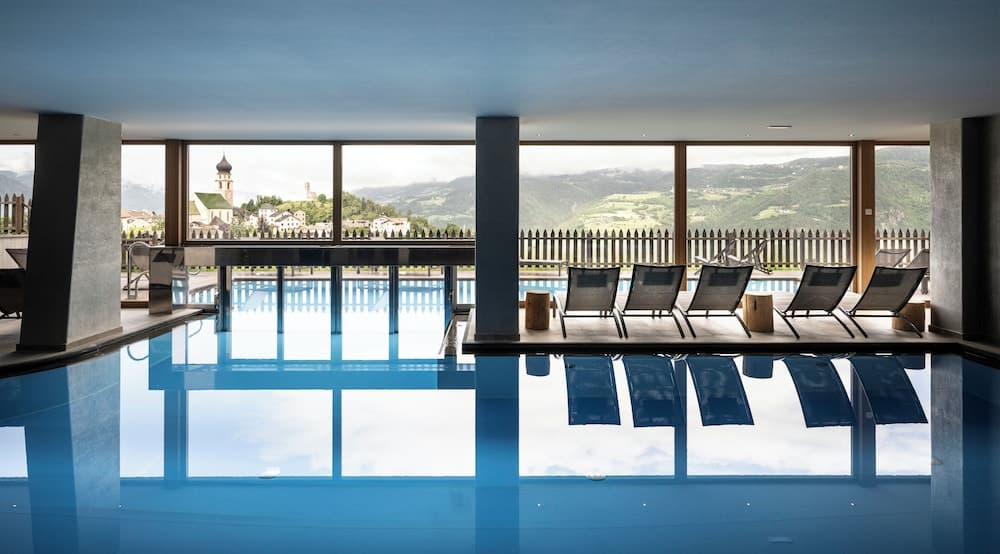 Indoor/outdoor pool