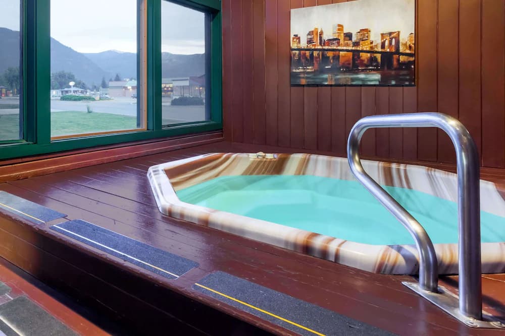 Indoor spa tub