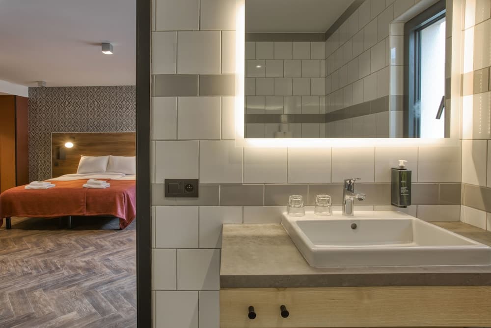 Bathroom sink