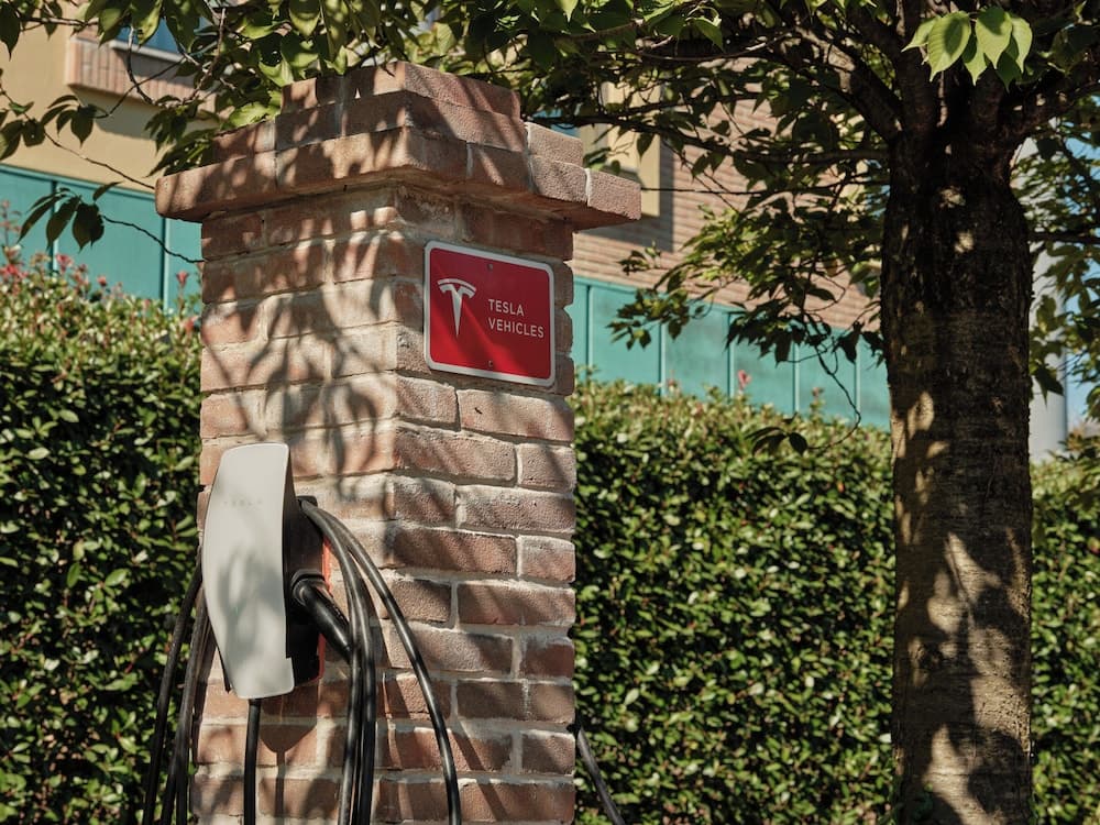 Electric vehicle charging station