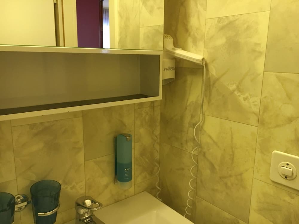 Bathroom sink