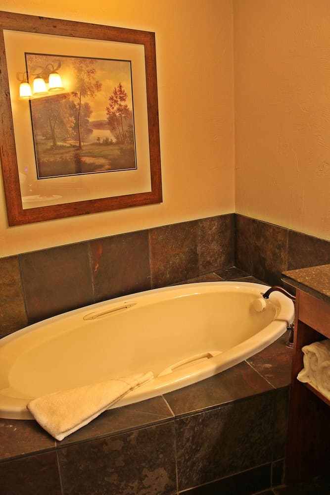 Deep soaking bathtub