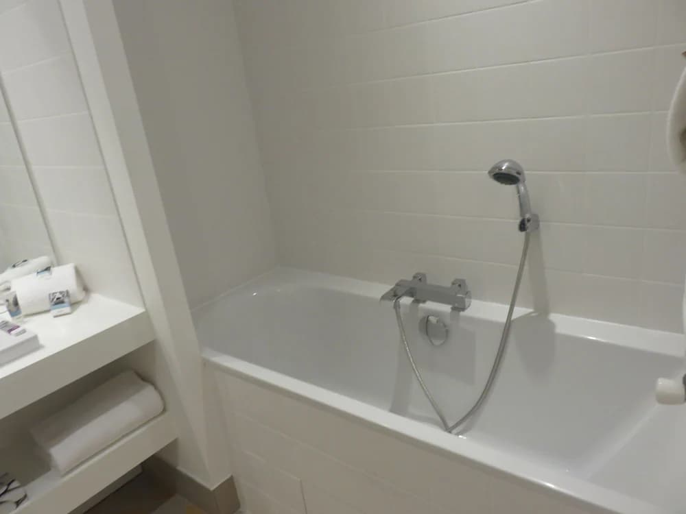 Deep soaking bathtub