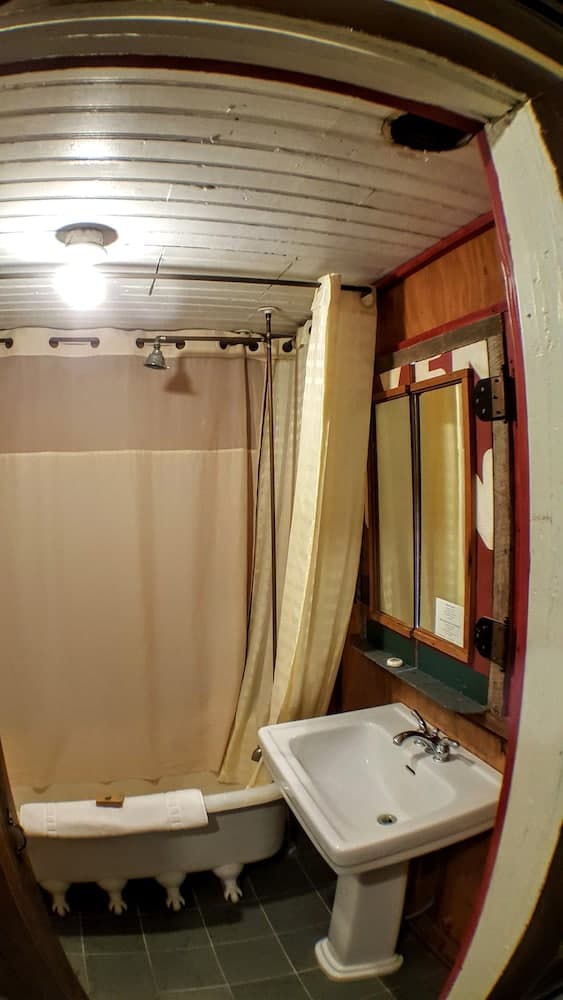 Deep soaking bathtub