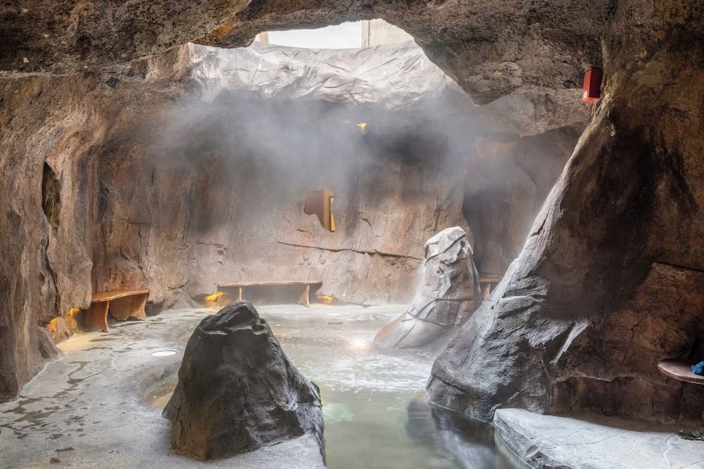 Indoor spa tub