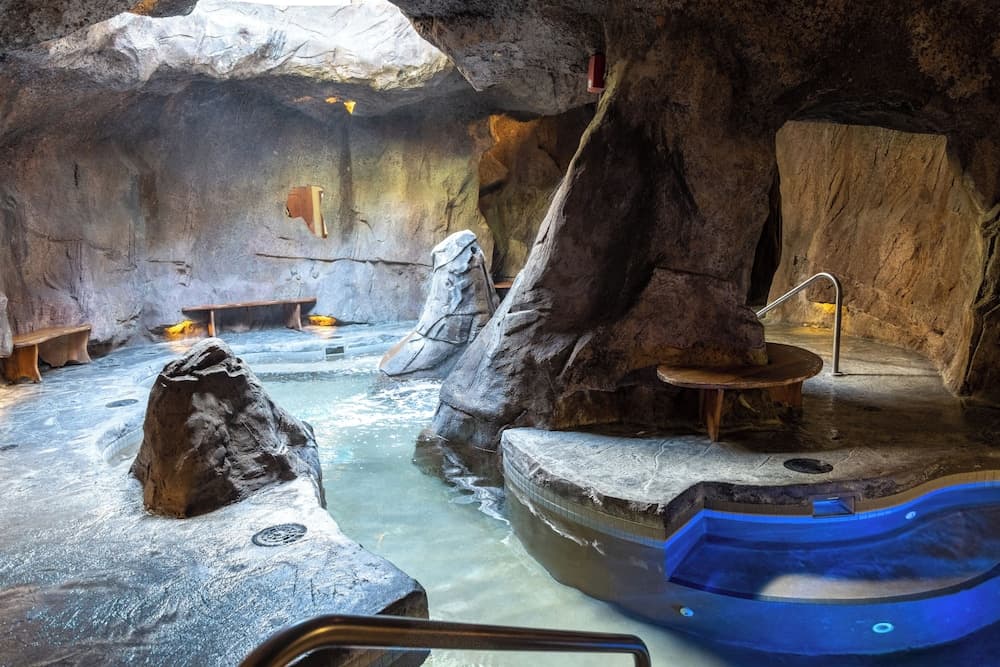 Indoor spa tub