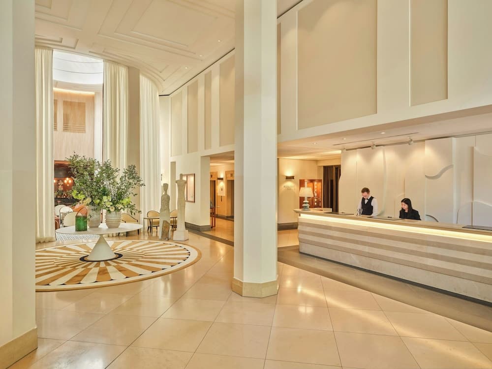 Lobby lounge