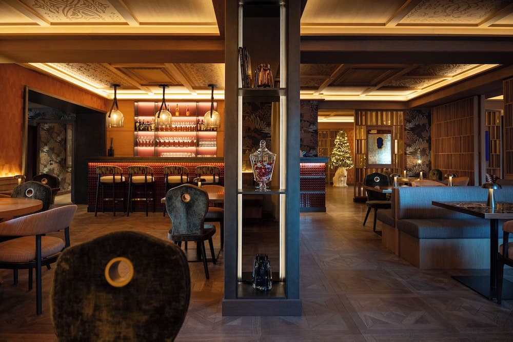 Lobby lounge