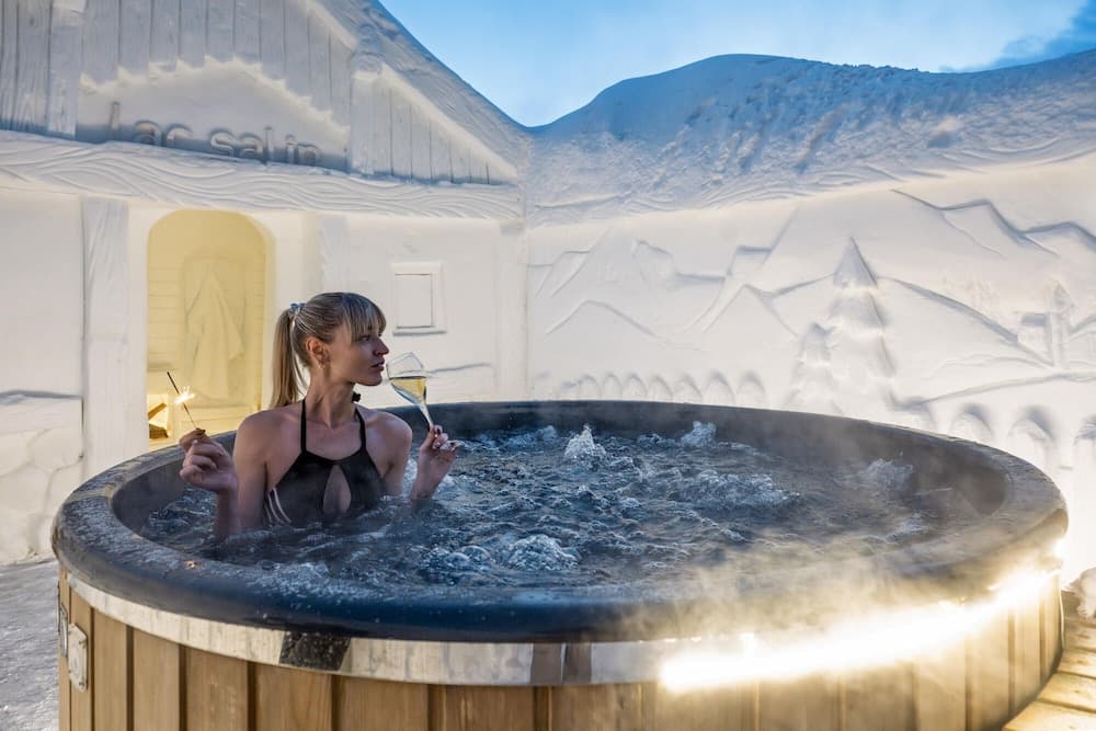 Outdoor spa tub