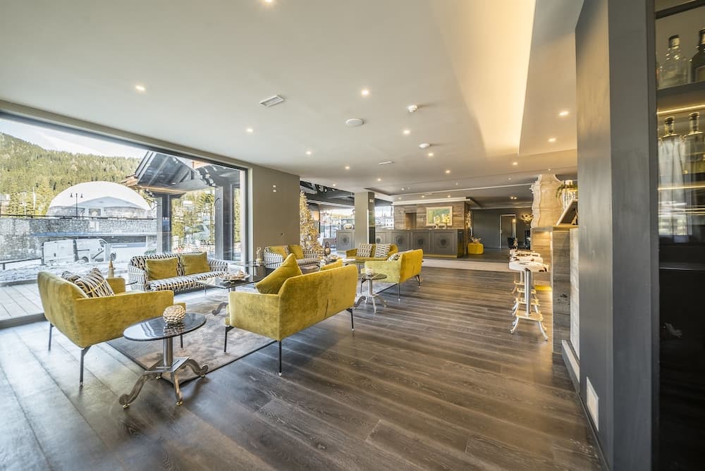 Lobby lounge
