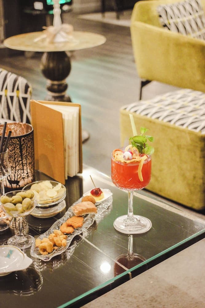 Lobby lounge