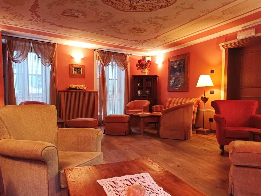 Lobby lounge