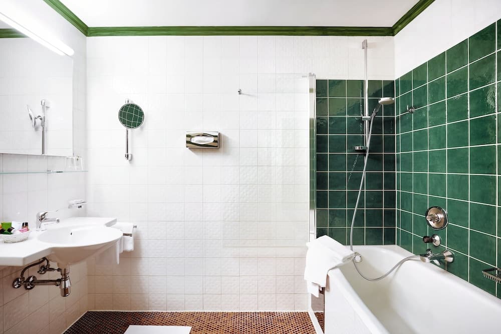 Deep soaking bathtub