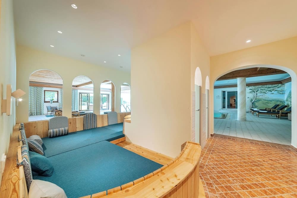 Exercise/lap pool