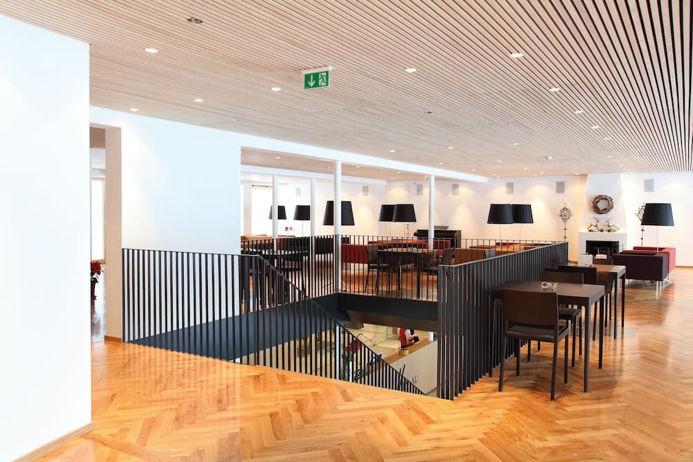 Lobby lounge