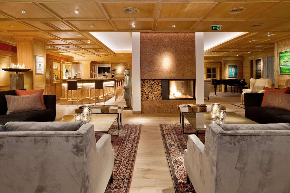 Lobby lounge