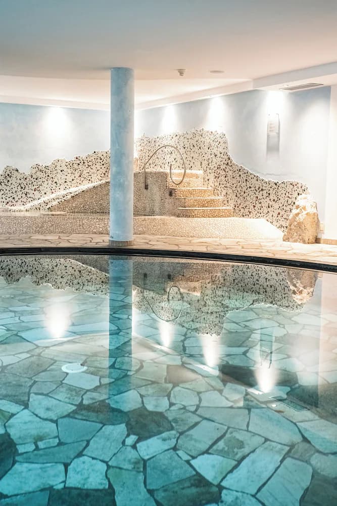 Indoor/outdoor pool