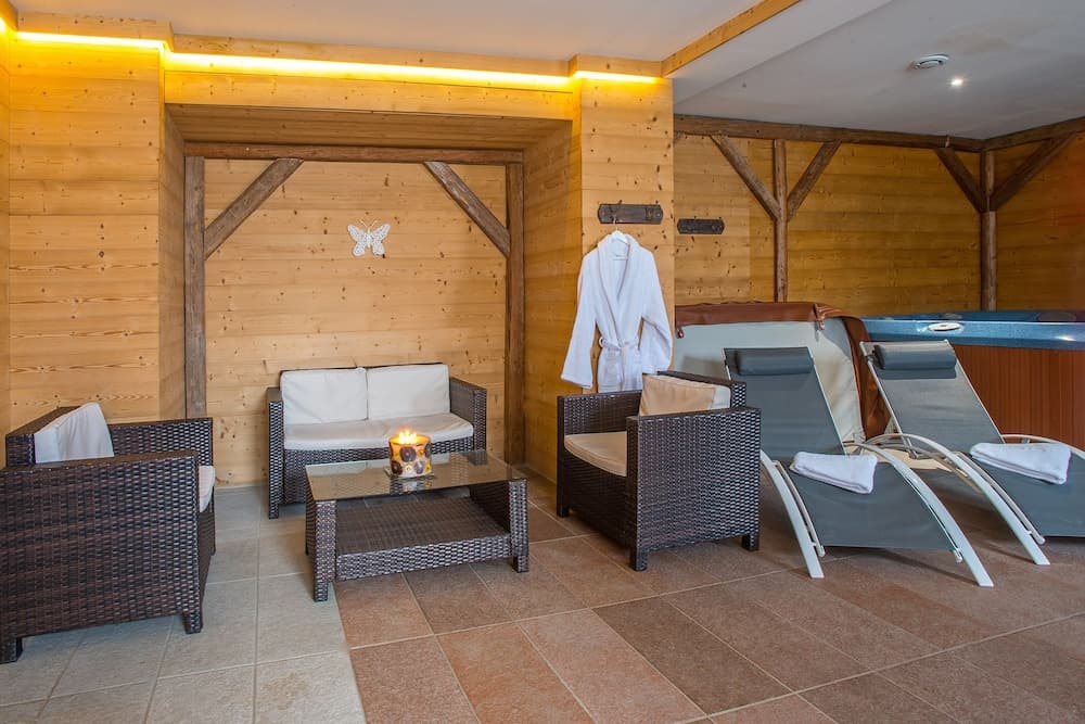 Indoor spa tub
