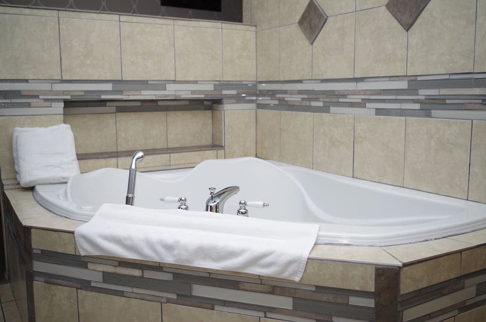 Deep soaking bathtub