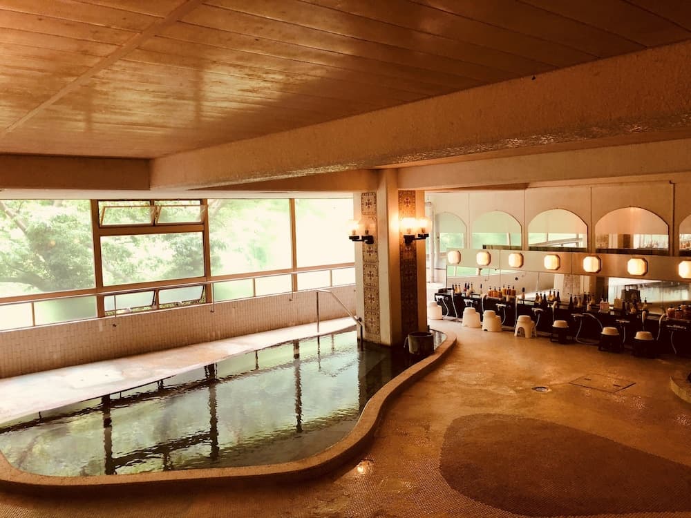 Indoor spa tub