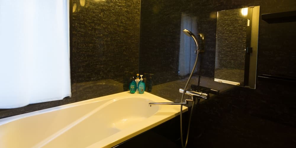 Deep soaking bathtub