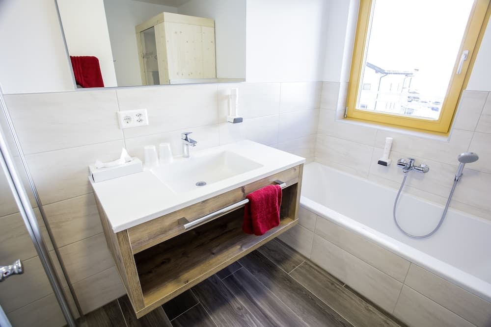 Deep soaking bathtub