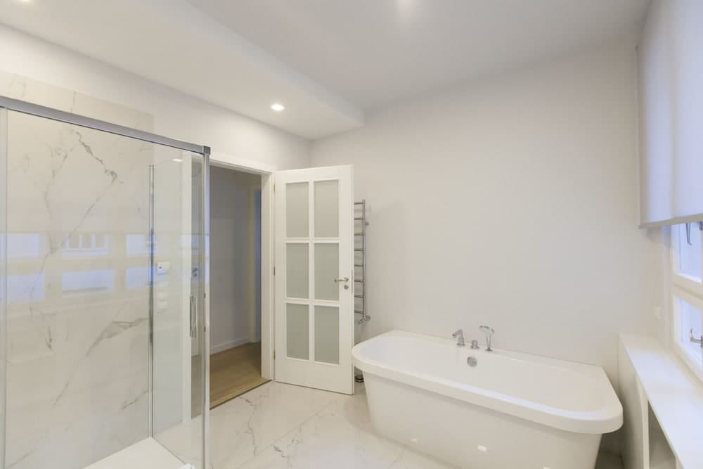 Deep soaking bathtub
