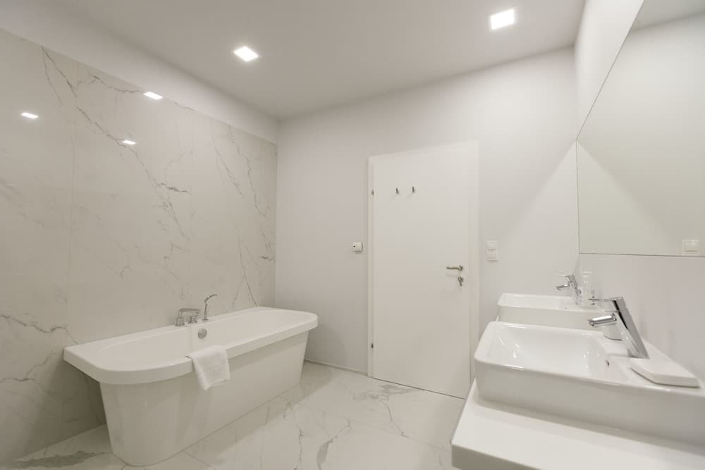 Deep soaking bathtub