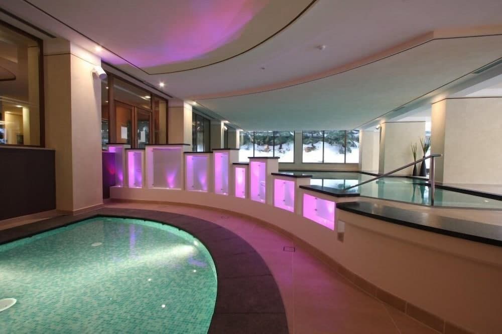 Indoor spa tub
