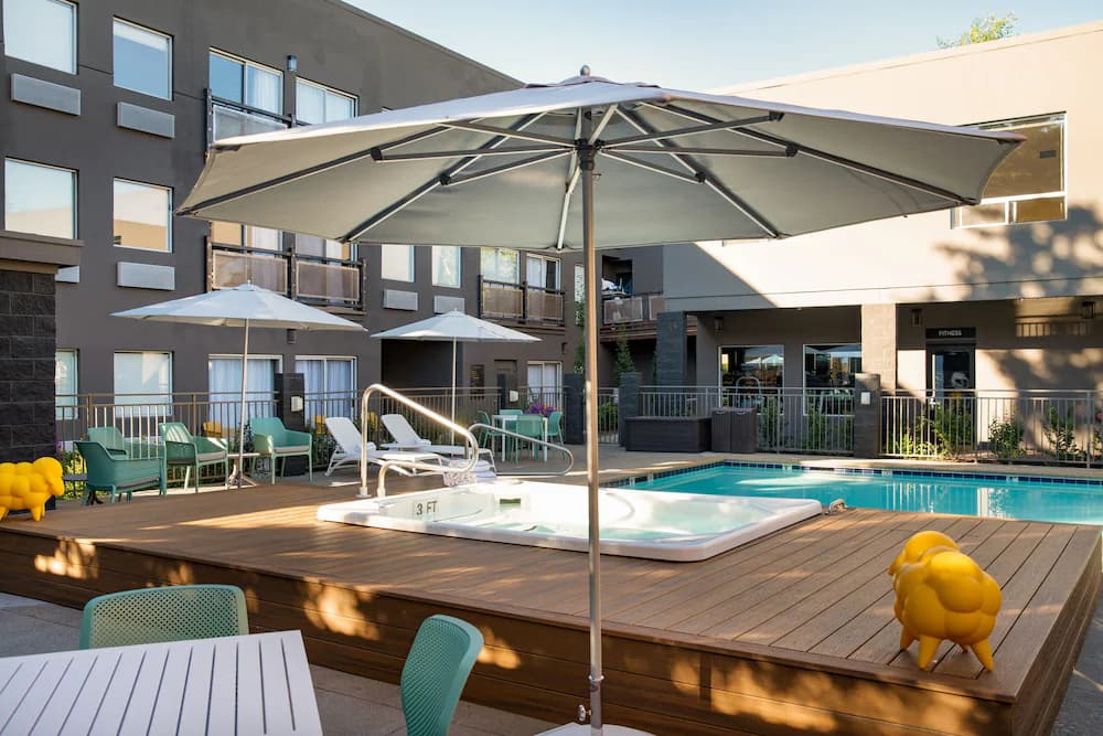 Outdoor spa tub