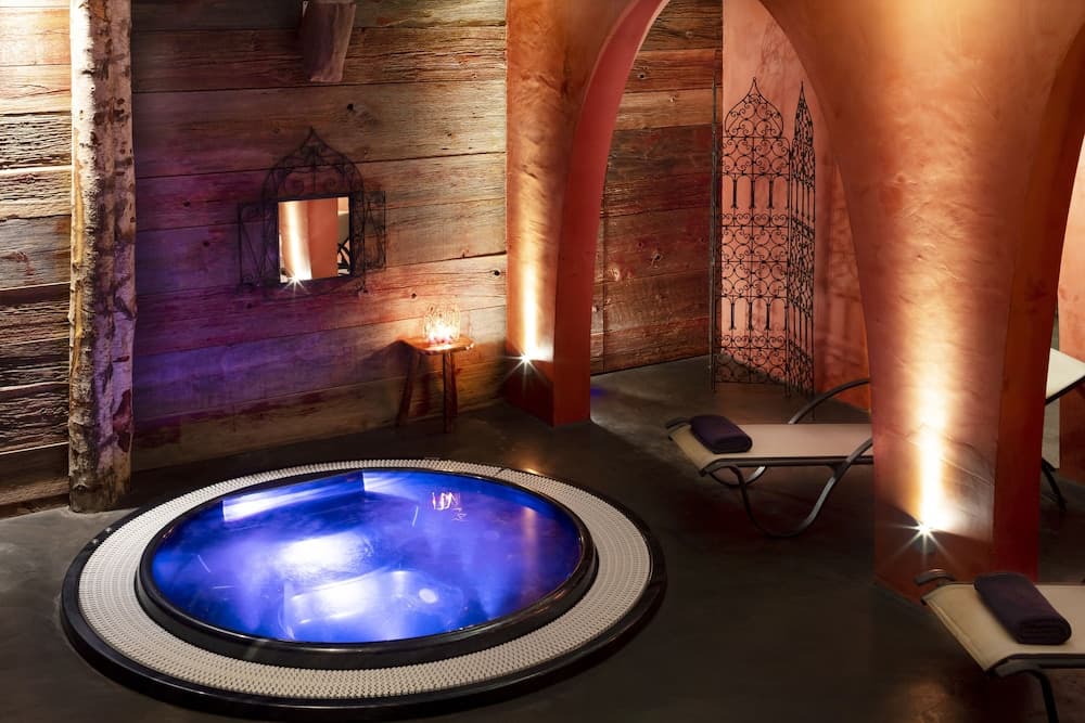 Indoor spa tub