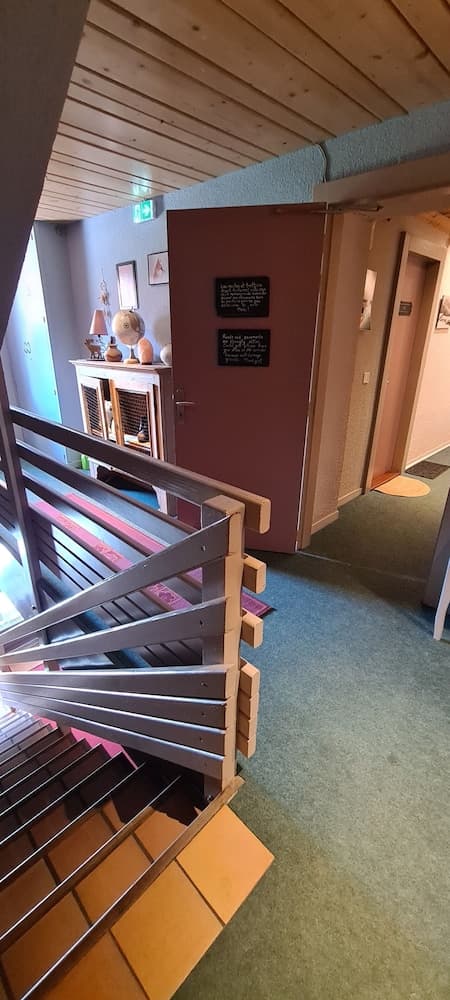 Handrails in hallways