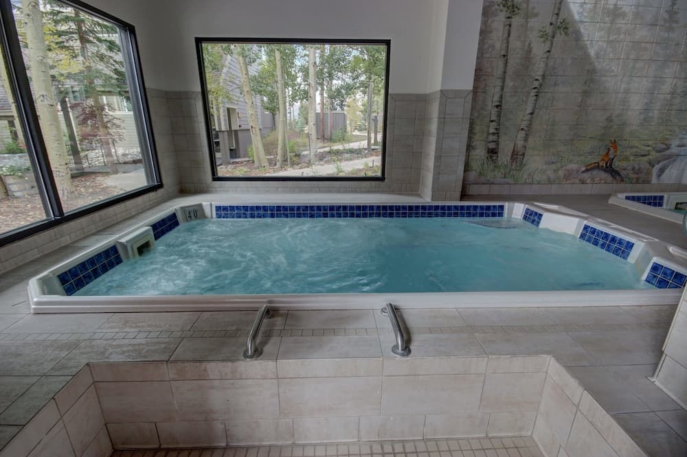 Indoor spa tub