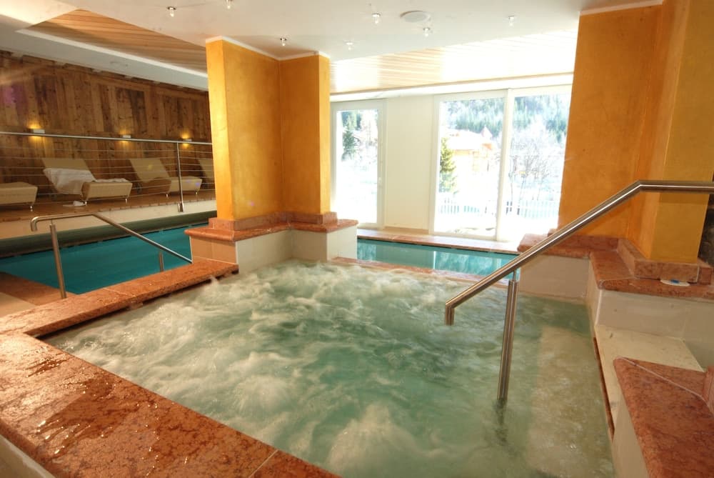 Indoor spa tub