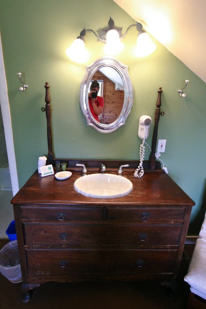 Bathroom sink
