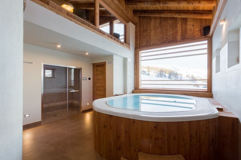 Indoor spa tub