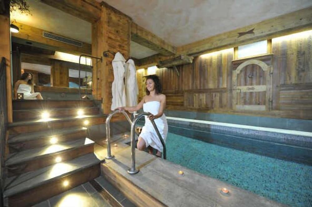 Indoor spa tub