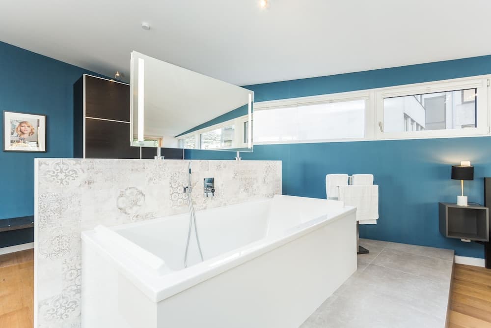 Deep soaking bathtub
